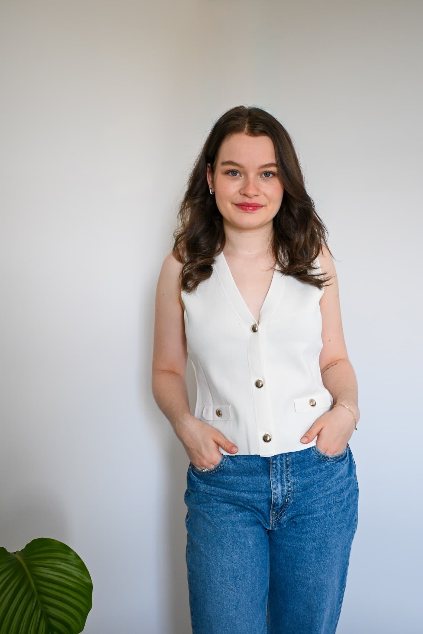 Porträt von Meijelie Grabner vor einer hellen Wand
